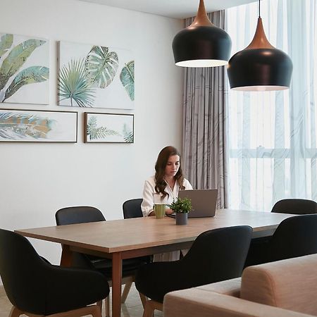 Element By Westin City Center Doha Exteriör bild A woman working at home