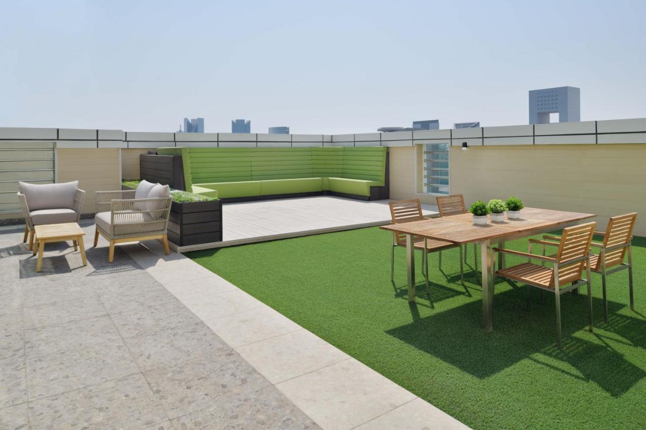 Element By Westin City Center Doha Exteriör bild Artificial grass on a rooftop