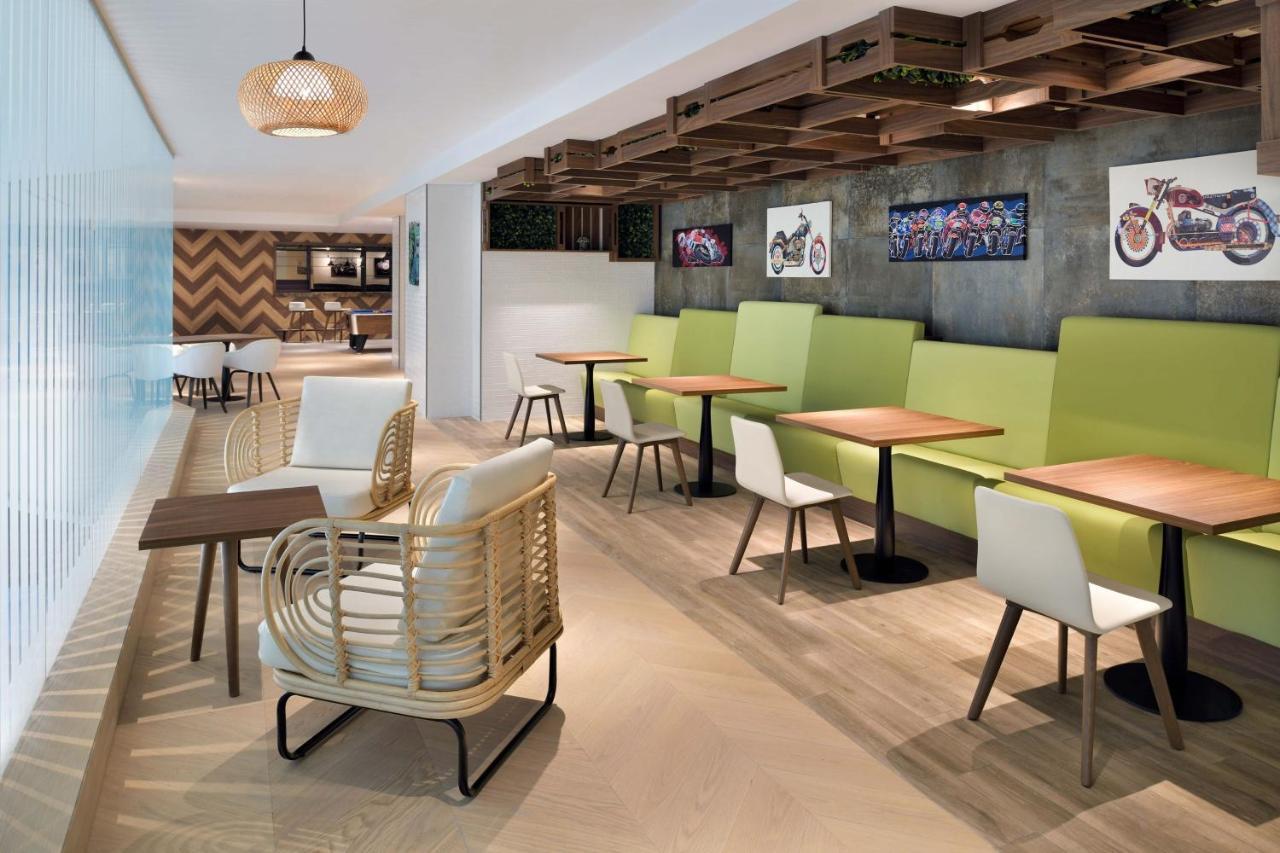 Element By Westin City Center Doha Exteriör bild The interior of the lounge